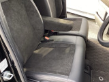 フロントシートです!!ベンチシートなので座席の移動もスムーズに出来ます!!足元も広く運転も楽ですよ!!