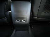 後部座席充電用USBソケット2個装備