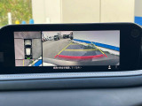 【8.8インチマツダコネクト】車内の雰囲気にマッチした大型のディスプレイ。スマホ接続でのナビ使用やBluetooth再生等、様々な機能が楽しめます。直感的なダイヤル操作が可能で、使い勝手も良好です。