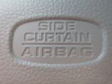 サイドカーテンエアバックシステムは、側面衝突時に大人から子供までさまざまな体格の乗員の頭部や頚部を広範囲で保護。特にセンターピラーへの頭部衝突を防ぐ展開性能を実現しています。
