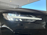 LEDヘッドライトは北欧神話でのトールハンマーがスタイリッシュなデザイン性となっており他車を魅了します。