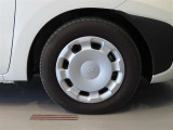 純正のスチールホイール+ホイールキャップ装着車です。