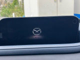 【10.25インチマツダコネクト】車内の雰囲気にマッチした大型ディスプレイ。スマホ接続でのナビ使用やBluetooth再生等、様々な機能が楽しめます。直感的なダイヤル操作が可能で、使い勝手も良好です。