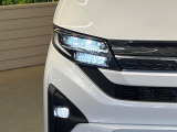 【LEDヘッドライト】悪天候や夜間走行時も良好な視界を確保し安心して運転できる高輝度LEDヘッドライトを装備!点灯速度が早く、消費電力も抑えられています。