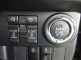 運転席から操作できる両側パワースライドドアのコントロールスイッチです(挟み込み防止機能付)