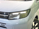 【LEDヘッドライト】悪天候や夜間走行時も良好な視界を確保し安心して運転できる高輝度LEDヘッドライトを装備!点灯速度が早く、消費電力も抑えられています。
