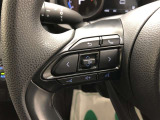 【ステアリングスイッチ】マルチインフォメーションディスプレイ内の表示切替や運転支援機能、オーディオなどの操作をステアリングから手を離さずに行うことができます。