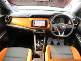 オレンジを基調としたデザイン。クールなインパネ!
