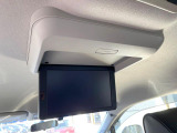 【フリップダウンモニター】大画面モニターで後席でもエンタメをお楽しみいただけます。小さなお子様にも大人気の装備です♪
