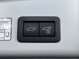【パワーバックドア】スマートキーや運転席のボタンを押すだけでリアゲートが自動で開閉します!荷物を持っている時や、高い位置にあるバックドアを閉める際に便利な機能です♪