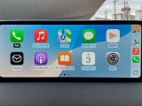 お手元のスマートフォンと接続して頂く事で使用可能な「Apple CarPlay/Android Auto」電話の応答は勿論、メッセージの受信やLINE、音楽接続からナビアプリの使用まで幅広く活躍致します。