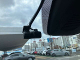 前後方対応型のマツダ純正ドライブレコーダー付きの1台。今、流行りのアイテムですので、最初から取り付けられていると嬉しいですね!