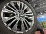 【純正19インチアルミホイール】外観にマッチした純正アルミホイールを装着しております。各種社外アルミホイールや、スタッドレスタイヤも取扱いしております。是非ご相談ください♪