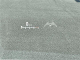 【ヘッドアップディスプレイ(HUD)】フロントウインドウガラスに走行情報を投影します。運転中の目線と重なるように表示されるので、少ない視線移動で速度が確認できるので、 ドライビングに集中できます!