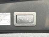【パワーバックドア】スマートキーや運転席のボタンを押すだけでリアゲートが自動で開閉します!荷物を持っている時や、高い位置にあるバックドアを閉める際に便利な機能です♪