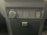 【USB端子】USB接続もついていますので携帯などの電子機器の充電にも使えて便利です♪