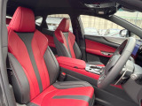 【専用スポーツ革シート】ホールド性に優れ、カーブ時の体が流れを抑制してくれます。また、体にフィットするから腰や背中が疲れにくく、ロングドライブや高速走行でも快適にお過ごしいただけます♪