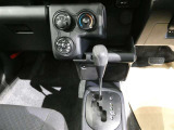 シフト周りです。マニュアルエアコンです。
