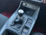 フロアシフトの6速マニュアル車です。(レブマッチシステム採用。さらにシングルマス軽量フライホイールにより、メリハリのある軽快なシフトチェンジが楽しめます。)