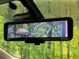 【インテリジェントルームミラー】後席の大きな荷物や同乗者で後方が確認しづらい時でも安心!カメラが撮影した車両後方の映像をルームミラー内に表示。クリアな視界で状況の確認が可能です!