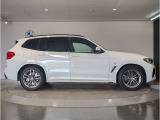 ☆BMWの前後重量配分50:50はエンジン自体をフロントタイヤよりも後ろにずらし、通常はエンジンルーム内に搭載される重量物であるバッテリーをトランクに移動させるなどして実現されています☆