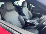 レザーシートを備えた前席にはシートヒーターとベンチレーションシステムを採用。常に快適にドライビングの楽しさを高めてくれます。