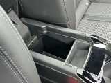 アームレスト下部にも収納スペースがございます