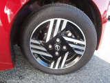 アルミホイール付!鉄ホイールと違って軽いので燃費にも影響してきます。ガソリンの高騰に少しは貢献します!足元がきまります。