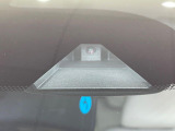 【エマージェンシーブレーキ】走行中に前方の車両等を認識し、衝突しそうな時は警報とブレーキで衝突回避と被害軽減をアシスト。より安全にドライブをお楽しみいただけます。