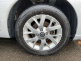 燃費が良く、ステアリング操作もスムーズに行うことができる、アルミホイール付き車ですよ。