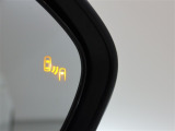 隣車線を走る車両をレーダーで検知し、ドアミラーでは確認しにくい後側方エリアに存在する車両に加え、急接近してくる車両も検知します。車両を検知するとドアミラーに搭載されたLEDインジケーターが点灯します。