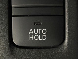 【ブレーキホールド】システムがONのとき、信号待ちなどの停止中に、ブレーキペダルから足を離してもブレーキがかかったまま保持されます!