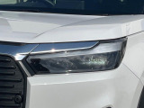 【LEDヘッドライト】悪天候や夜間走行時も良好な視界を確保し安心して運転できる高輝度LEDヘッドライトを装備!点灯速度が早く、消費電力も抑えられています。