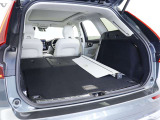 リアシートを倒しますとラゲッジスペースが広大になります。大人が横になれる程の空間が広がります。