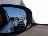 【ブラインドスポットモニター】隣車線を走る車両をレーダーで検知し、ミラーで確認しにくい後側方エリアに存在する車両を検知します。車両を検知するとドアミラーに搭載されたLEDインジケーターが点灯します。