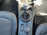 【シフトレバー】マニュアルモード付ATで快適な走りをご堪能下さい。