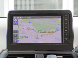 日産純正のメモリーナビ付きです。知らない場所にお出かけの際には非常に活躍します。Bluetoothを搭載しておりますので、運転中でもハンズフリーにて通話を行うことができます。