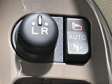 【電動格納ミラー】運転席のスイッチで、ドアミラーの開閉や角度の調整ができます。