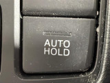 【ブレーキホールド(AUTO HOLD)】システムがONのとき、信号待ちなどの停止中に、ブレーキペダルから足を離してもブレーキがかかったまま保持されます!