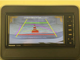 バックガイドモニター付きです。車の後方に小型カメラが付いており、バックする際の後方の様子をモニター上に表示します。