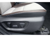 運転席にはパワーシートが付いております。パワーシートは指先1つで操作出来るためチカラの弱い女性の方でもシートに座ったまま操作出来ます♪