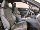 【コックピットシート】BMW車の主役席。車体中央にくる様に配置し車両重心とが一致する事でドライバーと車との一体感あるドライビングを実現。人間工学に基づき形成した形状が長時間のドライブ疲労も軽減します!