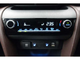 ★エアコンはオートタイプが装着済みです!オートモードにしておけば、車内温度を設定するだけで風の料や吹き出し口の切り替えを機械が行ってくれます!一年中快適な環境を作れますよ♪