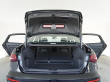 奥行きがあり、十分な広さを持つラゲッジスペースです。リアシートは分割可倒式ですので、大きな荷物を積載する事も可能です。