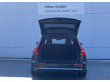 奥行きの広いトランクルームは荷物を固定するためのフックや12V電源を備えるなど、使い勝手にも配慮されています。