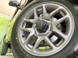 【純正16インチアルミホイール】外観にマッチした純正アルミホイールを装着しております。各種社外アルミホイールや、スタッドレスタイヤも取扱いしております。是非ご相談ください♪