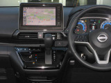 すっきりした運転席周りにはナビやエアコンの操作パネルを設置しておりますので、お一人での運転でもご安心できます。