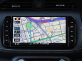 日産純正のメモリーナビ付きです。知らない場所にお出かけの際には非常に活躍します。Bluetoothを搭載しておりますので、運転中でもハンズフリーにて通話を行うことができます。