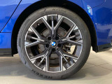 BMWの純正アロイホイールは軽量かつ強度にも優れているホイールで走行性能を引き上げる設計になっております。足元にもBMWは妥協がなくこだわっている個所になります。