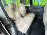 後部座席も気になるようなキズ・汚れやへたり等、大きなダメージはなく、良好な状態です。